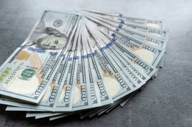 Amerikan parası. Gri masadaki 100 dolarlık banknotlar. Mali konsept