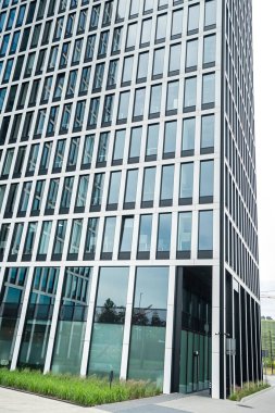 Şehirde modern bir bina. İş merkezi