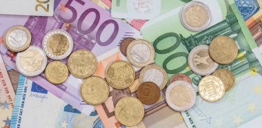Nişanlı olarak Avrupa para birimi kağıdı ve bozuk para senti. AB ekonomi ve finans kavramı