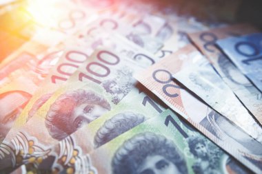 Farklı mezheplerden birçok yeni polimer Avustralya doları banknotları koyu arkaplan üzerinde.