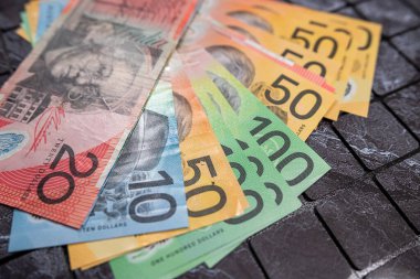 Çeşitli para birimi AUD Avustralya dolar banknotları koyu arkaplan finansmanı olarak