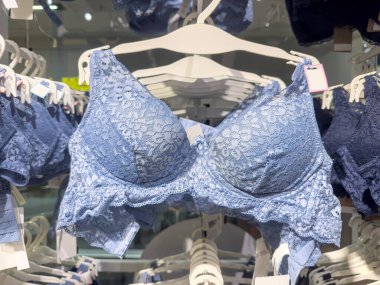 İç çamaşırı mağazasında satılık mavi sütyen. Moda mağazası galerisi. Farklı boyutlarda seksi iç çamaşırları.