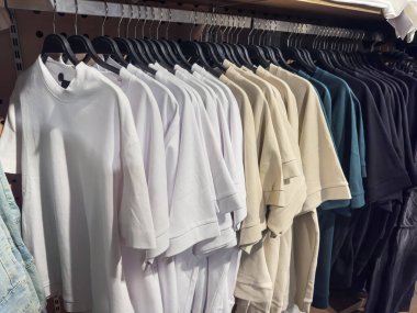 Butikte yeni kadın kıyafetleri koleksiyonu. Moda ve alışveriş kavramı. 