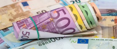 Finans geçmişi olarak 50 100, 200 ve 500 avroluk banknotlar. Avrupa kağıt para arkaplanı. Yatırım ve tasarruf kavramı