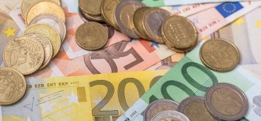 10, 20, 50 ve 100 kağıt para ile Euro bozuk para senti, üst görünüm. Yatırım işi zenginleştirme kavramı