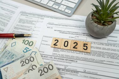 Gelir vergisi formu PIT-11 'den elde edilen gelir. Ofis masasında dolma kalemle zloti para. PIT vergisi ödeme kavramı