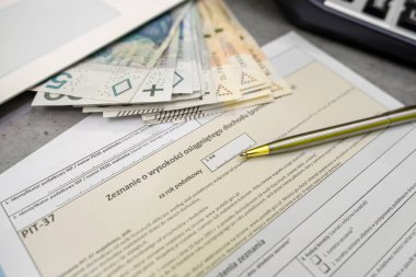 Yatırım cilası vergi formu PIT 37 pln zloty banknot kalem. Zaman vergisi. Lehçe yazıt, PIT a