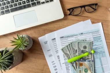 Kağıt işleri $1040 vergi formu dolar dolma kalem ve dizüstü bilgisayar, Nisan vergi sezonu