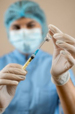 Üniformalı kadın doktor aşı ve şırınga taşıyor. Sağlık hizmetleri koronavirüs bağışıklık kavramı