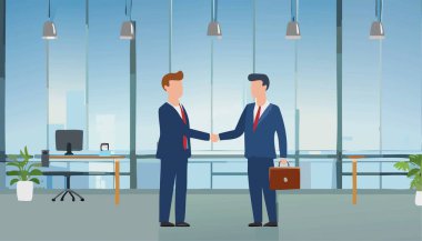 Profesyonel bir ofis ortamında, iki işadamı başarılı bir iş anlaşmasını veya ortaklığı simgeleyen sıkı bir tokalaşma içine girerler.