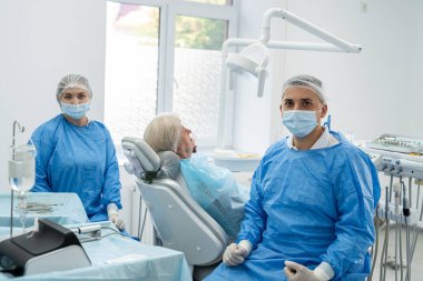  Klinikteki dişçi randevusundaki yaşlı kadın. Sağlıklı yaşam tarzı