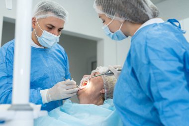 Diş hekiminin randevusundaki yaşlı kadın, bakımın önlenmesi, yıllık sağlık kontrolü, sağlık hizmetleri kavramı