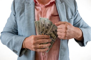 Elinde para banknotları tutan adam gri arka planda. Finans yatırım kavramı