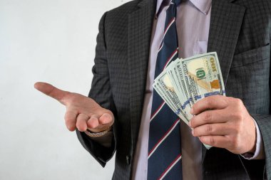 Amerikan doları banknotları el işadamı olarak Grey 'de izole edildi. ABD banknotu