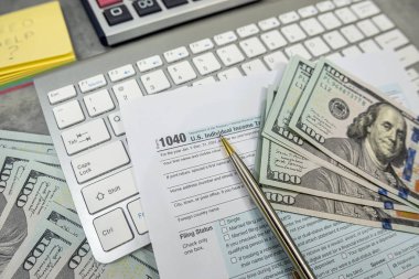 Amerikan geliri, vergi beyannamesi, 1040 hesap makinesi kalem dolar. Vergi ve muhasebe belgeleri zamanı.