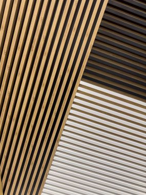 Ev dekorasyonunda dikey ahşap şeritli modern duvar panelleri. Ahşap zemin