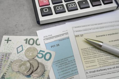 Polonya vergi formu PIT-37 ve PIT-38 Bildirgesi. Hesap makinesi ve pln zloty kalemle birlikte. Vergi zamanı. Muhasebe kavramı