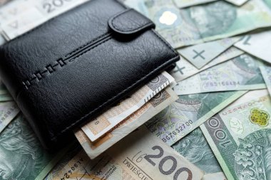 Siyah cüzdanında 100 Polonyalı Zloty PLN banknotu. Finansal tasarruf kavramı