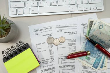 Gelir vergisi formu PIT-11 'den elde edilen gelir. Ofis masasında dolma kalemle zloti para. PIT vergisi ödeme kavramı