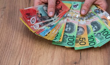Avustralya dolarlarını sayan adam döviz banknotlarını sayıyor. 50 100 Yeni Avustralya Doları