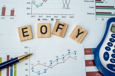 Kalem hesap makinesi ve iş diyagramı belgeleriyle EOFY Mali Yıl sonu tahtalarına odaklan. Vergilendirme kavramı