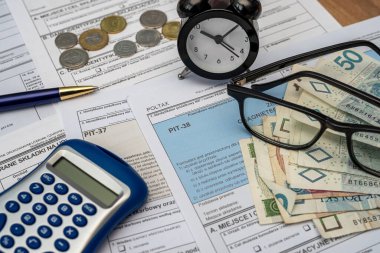 PIT 36 37 38 11. Hesap makineli pln zloty para fatura ile muhasebeci formu. CIT ve KDV vergi formları 
