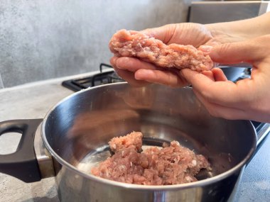 Kadın elleri taze köfteler için kıyma öğütüyor. Çiğ taze kıyma. 