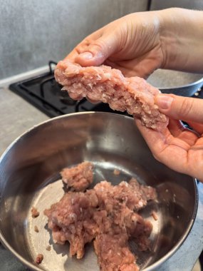 Kadın elleri kıymayı karıştırıyor ve köfte yapıyor. Ev yapımı yemek.