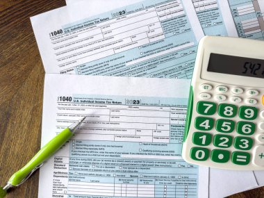 2023 bireysel vergi iadesi kalem hesap makinesiyle 1040 formunda. Vergi zamanı kavramı  