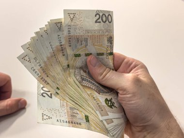 Finansal konsept zengin adam paralarını sayar 200 pln banknotlar