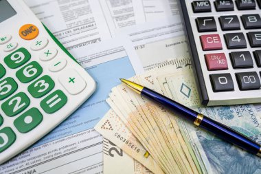 Polonya vergi formu PIT-37 ve PIT-38 Bildirgesi. Hesap makinesi ve pln zloty kalemle birlikte. Vergi zamanı. Muhasebe kavramı