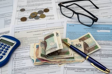 PIT 36 37 38 11. Hesap makineli pln zloty para fatura ile muhasebeci formu. CIT ve KDV vergi formları 