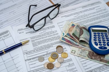 PIT 36 37 38 11. Hesap makineli pln zloty para fatura ile muhasebeci formu. CIT ve KDV vergi formları 