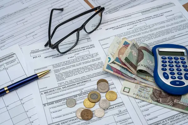 PIT 36 37 38 11. Hesap makineli pln zloty para fatura ile muhasebeci formu. CIT ve KDV vergi formları 