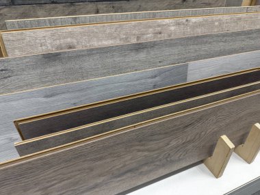 Örnekler ve desenli parke örnekleri depolanmış çeşitli renk paletleri