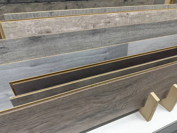 Örnekler ve desenli parke örnekleri depolanmış çeşitli renk paletleri