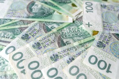 Tahta masanın üzerinde 100 PLN 'lik banknotlar var. Mali konsept