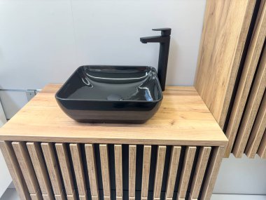 Banyoda musluğu olan yeni lüks modern lavabo. Ev iç tasarımı. 