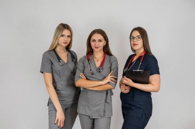 Stüdyoda izole edilmiş, üniformalı bir kadın doktorun portresi. Sağlık hizmetleri sağlık personeli kavramı