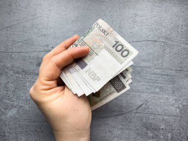 Kadın el sayımı PLN 100 Polonya parası. Cila paraları sayılıyor.