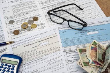 Pin, Polonya pit formuna para, zloti gözlüğü hesap makinesi dolma kalem. Vergilendirme bir iş kavramı