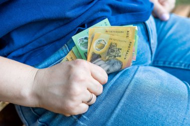 Kadınlar Avustralya dolarlarını sayar. Finansal, yatırım başarısı. Yeni 50 100 banknot aud