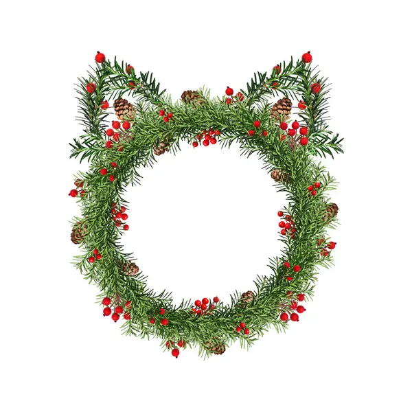 Kedi kulaklı yaratıcı Noel çelengi. Kozalaklı ve yapay kırmızı böğürtlenlerle süslenmiş kozalaklı dallardan oluşan yuvarlak bir çerçeve. Çelenk beyaz arkaplanda izole edildi, boşluğu kopyala.