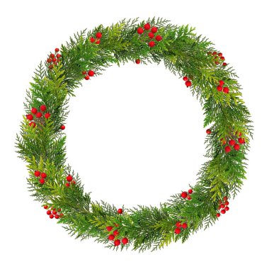 Şenlikli Noel çelengi. Yapay kırmızı böğürtlenlerle süslenmiş katil dallarından oluşan yuvarlak bir çerçeve. Çelenk beyaz arkaplanda izole edildi, boşluğu kopyala.