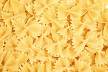 İtalyan farfalle makarnası (yay, kelebekler).