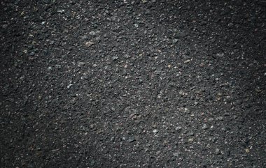 Koyu renk, karıncalı asfalt ve pürüzlü doku. Sert, soyut arkaplan.