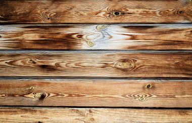 Ahşap arka plan. Telaffuz edilmiş lifli ve düğümlü yatay ahşap tahtalar. Sıcak, doğal arkaplan.