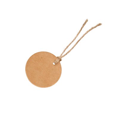 Beyaz arkaplanda izole edilmiş ip ile boş yuvarlak kraft kağıt etiket. Metin, logo ya da fiyat etiketlerini kırsal, eko, el yapımı ya da klasik stilde eklemek için mükemmel.