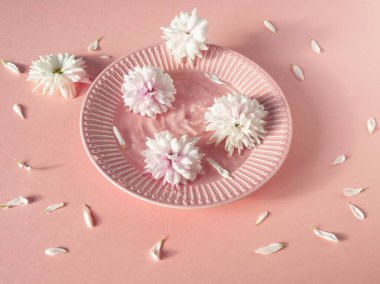 Pembe arka plan. Beyaz kasımpatı çiçekleri pembe arka planda klasik plaka üzerinde. Moda minimalist çiçek konsepti. Papatya çiçekleri. Düzen, şablon, kart. Pembe estetik. Su ve çiçekler..