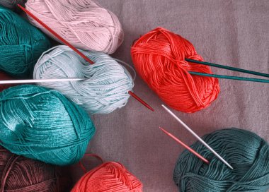 Örgü ve örmek için pamuk ipliği. Örgü örmek, örgü örmek, dikiş yapmak için pamuk yumağı. Hobi proje geçmişi. İplik yumağı. Renkli pamuk yumakları. Pamuk doğal renk ipliği.